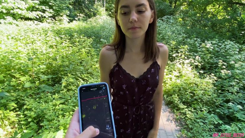 My Little Betsy: Caminar por el bosque con exuberante terminó con semen en...