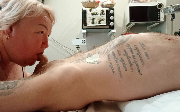 Zona901: Mama vitregă ia o muie adâncă în gât și înghite o spermă groasă