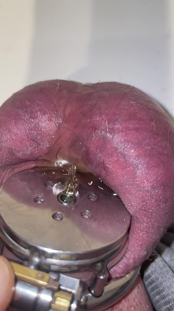 Selfspanker: Pissen in flachem keuschheitskäfig