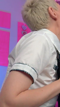 Le palle dello schiavo effeminato rinchiuso e la lingua della ragazza