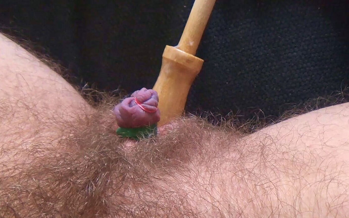 FTM hairy pussy BDSM: Enorme clitoride bondage con elastici e bastone di legno