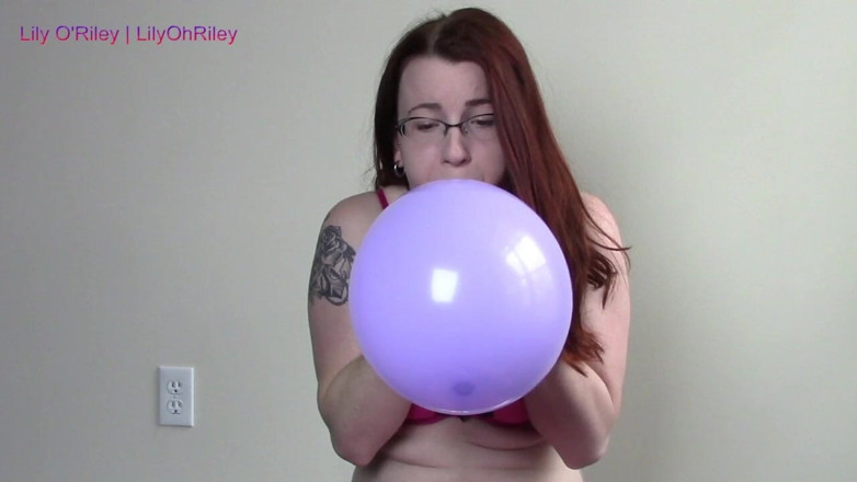 Lily O'Riley: Bublinové kouření balónku (mp4)