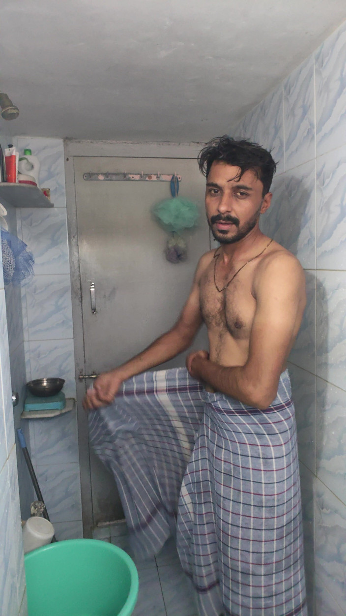 UltraHotBoy69: Fa il bagno nudo con la faccia