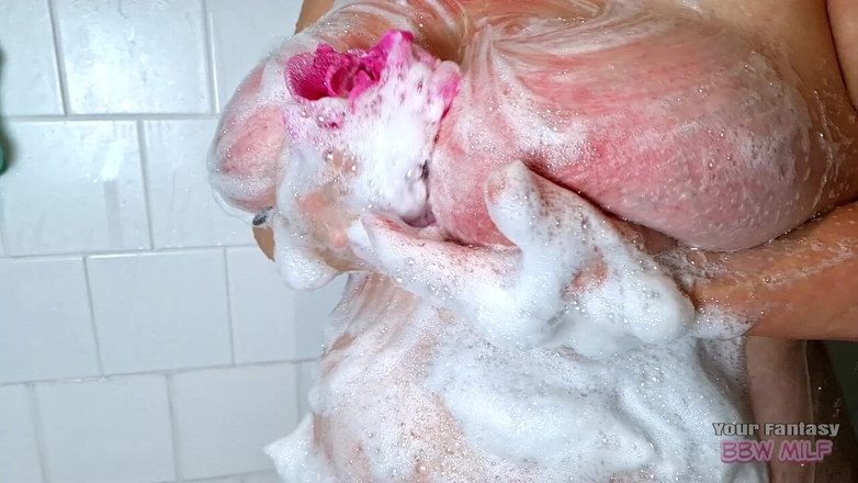 BBW_Wife: Sabonete meus peitos e boceta peluda - madrasta tira seu sutiã...