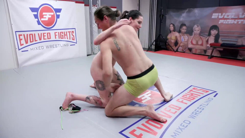 Evolved Fights: Aria Khaide Gegen Tony Orlando Mixed-wrestling