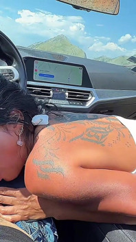 Ruwe neukpartij buitenshuis op de auto in Montenegro - sexy brunette latina toont extreme pijpbeurt en neukt op zijn hondjes in pov