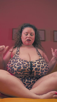 Si semok anna katz lagi asik mainin toket raksasanya