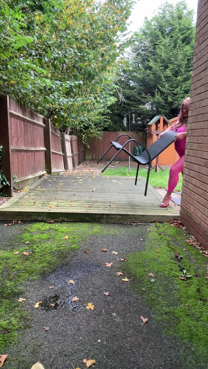 Kellycd2022: Кроссдрессер kellycd2022 в рожевому комбінезоні та ажурних панчохах