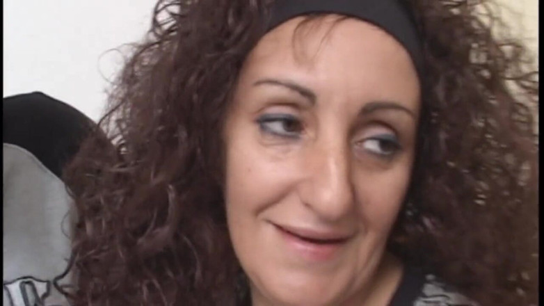 Real Home Made: Bonita zorra amateur caliente ama el trío - 2 escenas en video