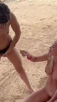 Lora Vs Tatiana เย็ดกันสุดโหดบนชายหาดและเย็ดด้วย strap-on