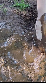 Barfuß spritzen und spielen im schlamm, schmutzige füße