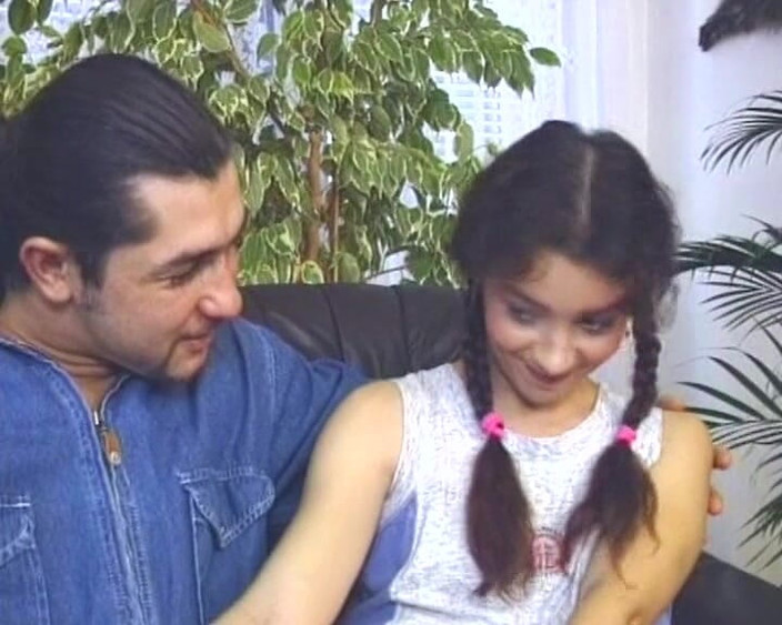 Deutsche Damen: かわいいドイツの女の子は、ホットファックの後に彼女の茂みをスプレーされます