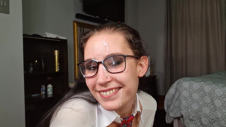 domslutfucker: Gadis culun berkain lagi asik nyepong kontol, sampai dicrot di...