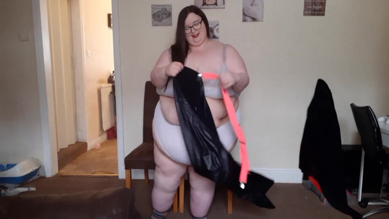 SSBBWLadyBrads: SSBBW is she too fat for clothes