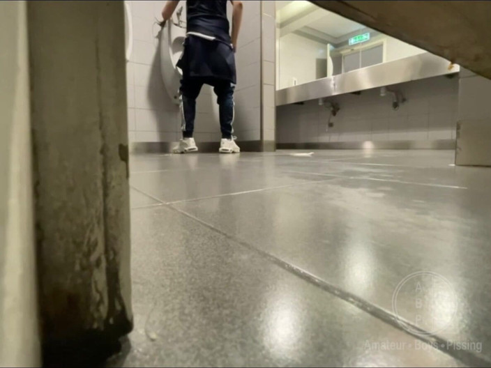 AmateurBoysPissing: Hemmagjord Rumskamrater Ömsesidig Vågar: Exponera Din Röv Medan Du Kissa I...