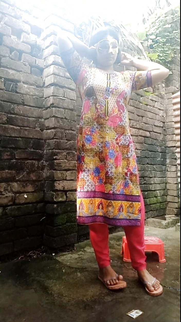 ModernBeauty: Desi Erotik Adegan Mandi Adik-beradik seksi di Bilik Air Terbuka....