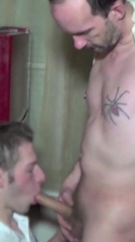 Corben se fait baiser par son papa dans un sauna