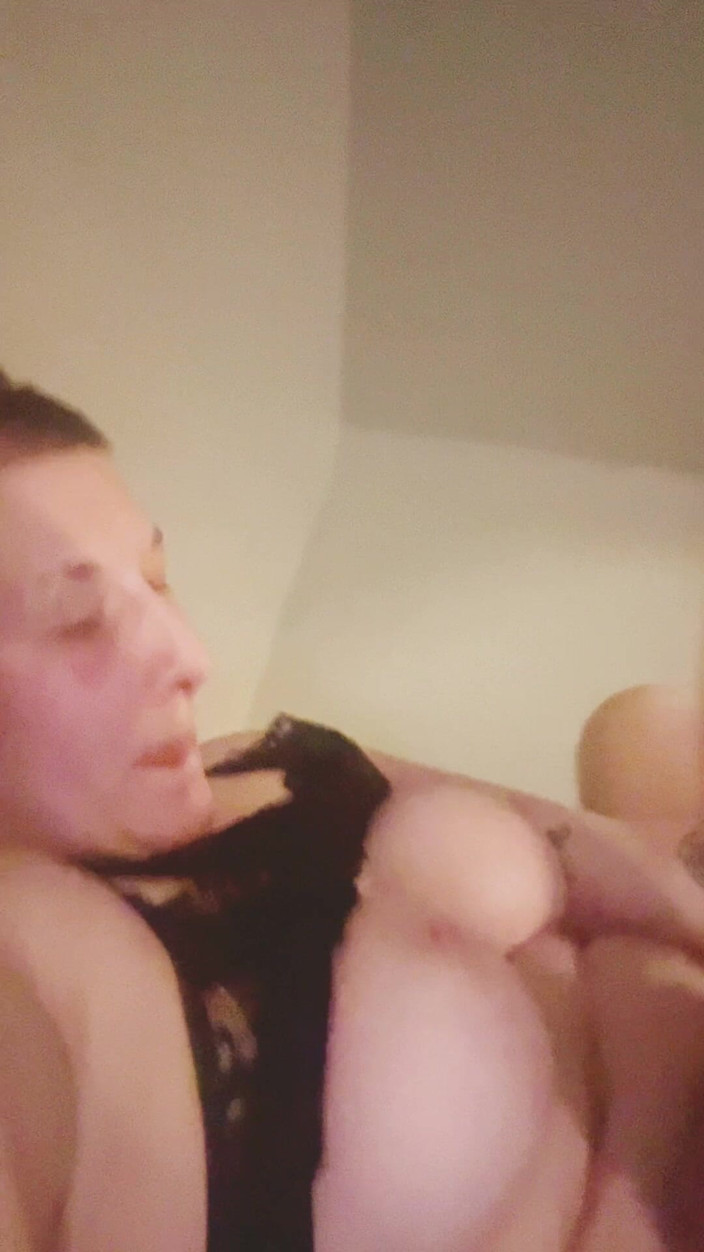 Thekookiejar: Skyy Blu, étalon sexy, veut essayer une bite pour la première...