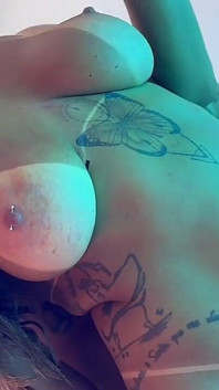 Je baise dans la cabine de bronzage jusqu’à ce que je reçois une dose dans ma bouche