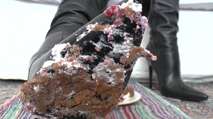 Une maîtresse qui fume et un délicieux dessert au dessous de bottes, clip en POV, Lady Victoria Valente