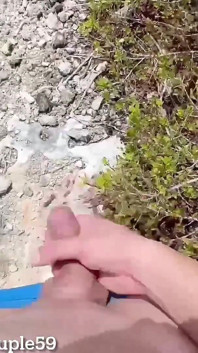 Moglie scopa un ragazzo atletica a caso sulla spiaggia nudista mentre mio marito sta registrando, moglie troia scopata sulla spiaggia nudista da sconosciuti