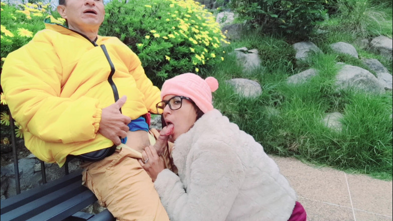 Lady: Tante seksi dengan toket besar lagi asik nyepong kontol pria...