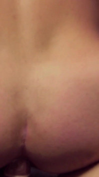 I ragazzi twink molto sexy amano sentire un cazzo caldo dentro il culo