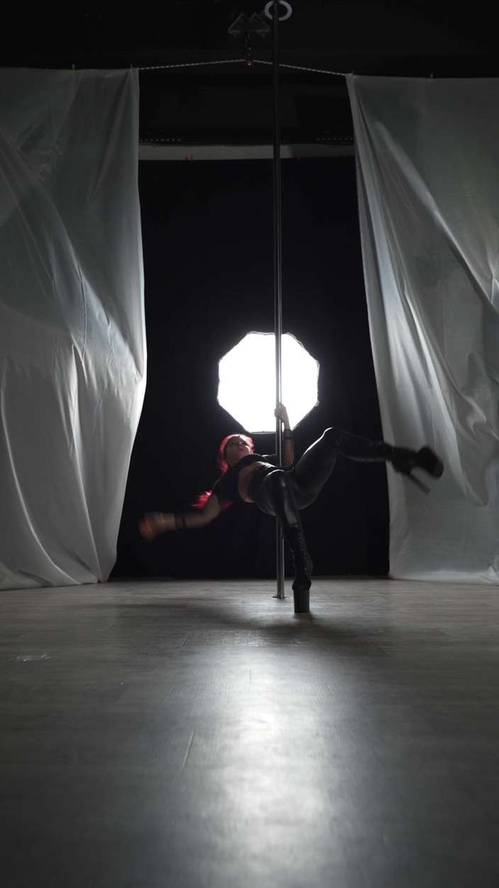 Renata Fox: Goddess Renata Fox Dances Mesmerizingly on the Pylon