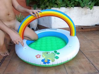 Inflatable Lovers: Inflatable pool