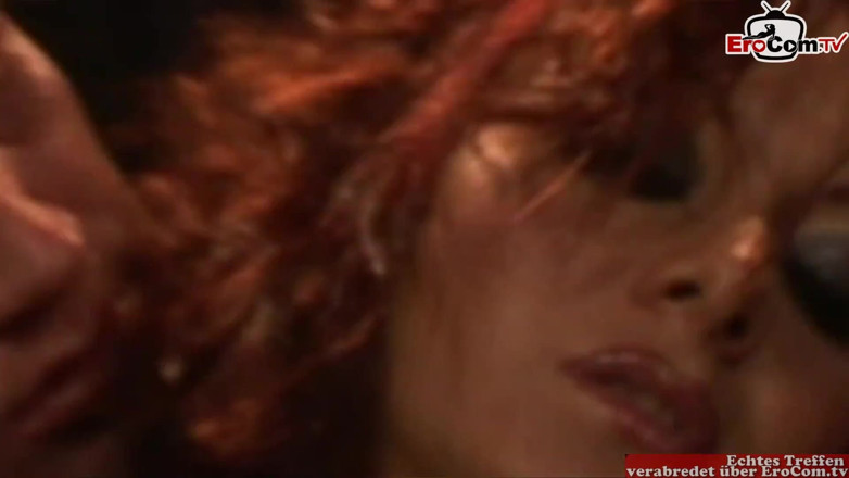 EroCom: La troia rossa indossa il suo sexy vestito di vinile...