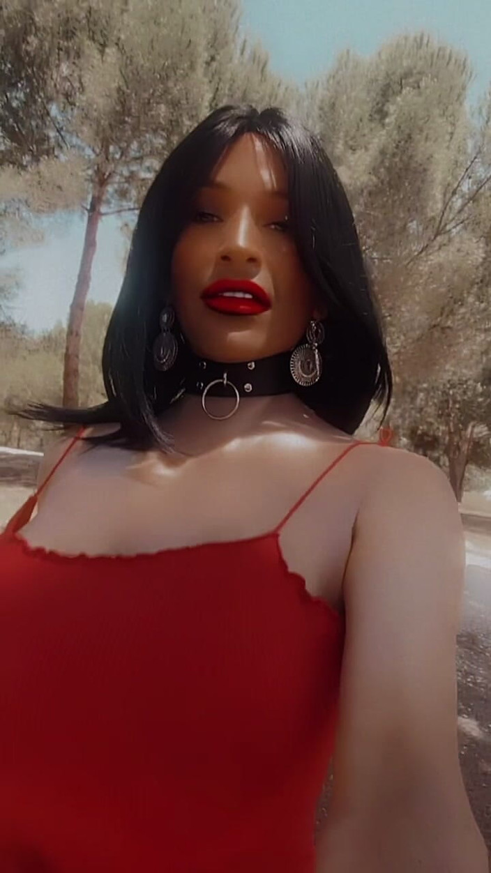 Sissy Slut Brianna: 내 가슴 빼고 싶어? 그럼 네 입이 네가 그럴 가치가 있다는 걸 증명할 준비를 해야 해!