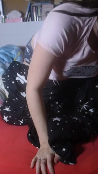 Due ragazze con i piedi a letto