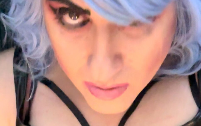 Miss Moniq: Кроссдрессер трахає великий чорний член ділдо