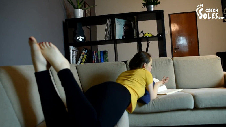 Czech Soles - foot fetish content: Fată pasionată de picioare își pictează unghiile în roșu