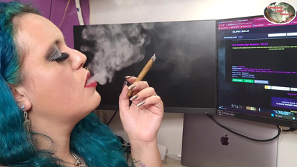 Lilli Cukierek Cox: Fumando un habano cigarillo mentre controlla il nostro negozio!