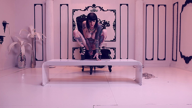 Black Label Magazine: Татуированная крошка с большими сиськами Jill мастурбирует себя