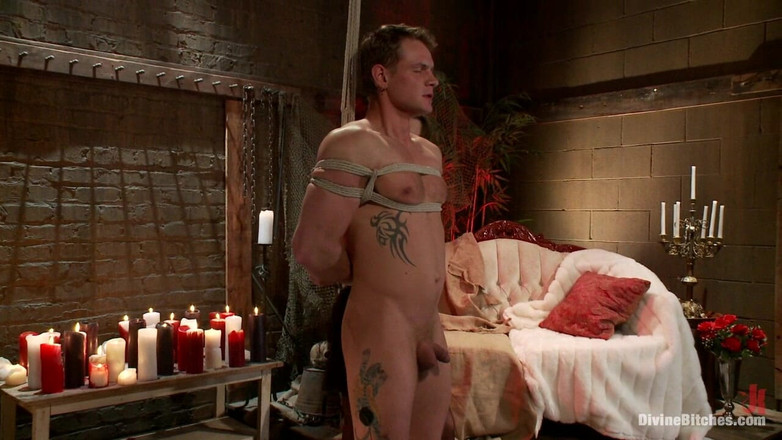 Divine Bitches by Kink: Incendiu, gheață și electricitate