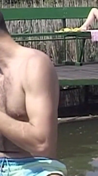 Loira milf cavalga pau grosso no banco ao ar livre