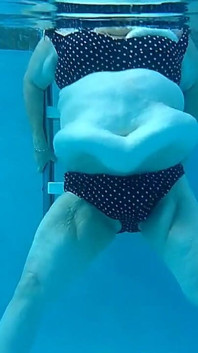 Mira Grandota Enfermera Vicki Hacer Ejercicio En La Piscina Con Cámara Bajo El Agua Ver Mi