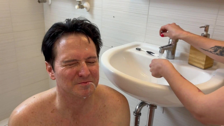 Femdom Austria: 레즈 화장실 굴욕!