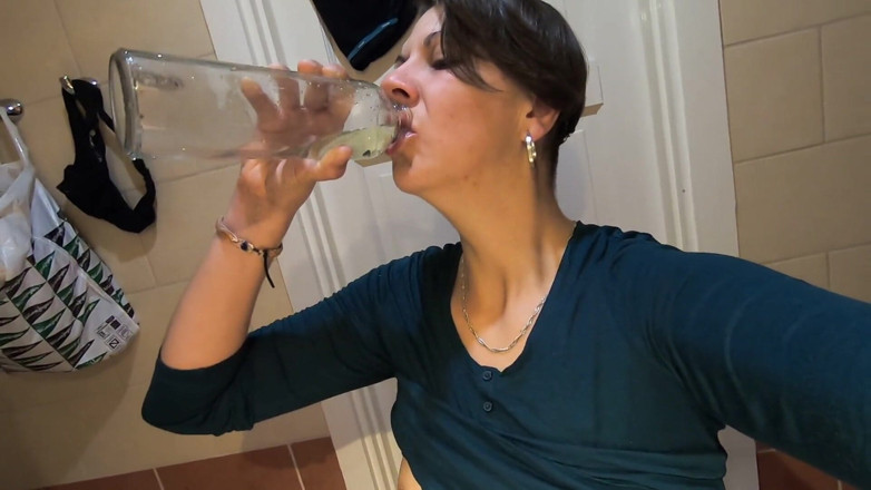 bekycarril: Beky beve la sua stessa pipì