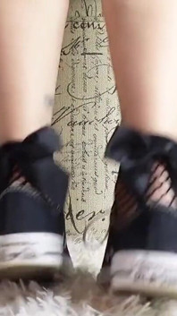 Mis pies son pequeños y adorables en Converse, especialmente con estos calcetines de rejilla al tobillo con un gran arco.