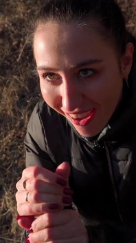 Ma copine m’a emmené dans la forêt où elle m’a sucé et je l’ai baisée