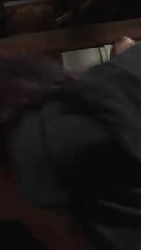 Cette MILF rousse adore sucer et baiser trois énormes bites