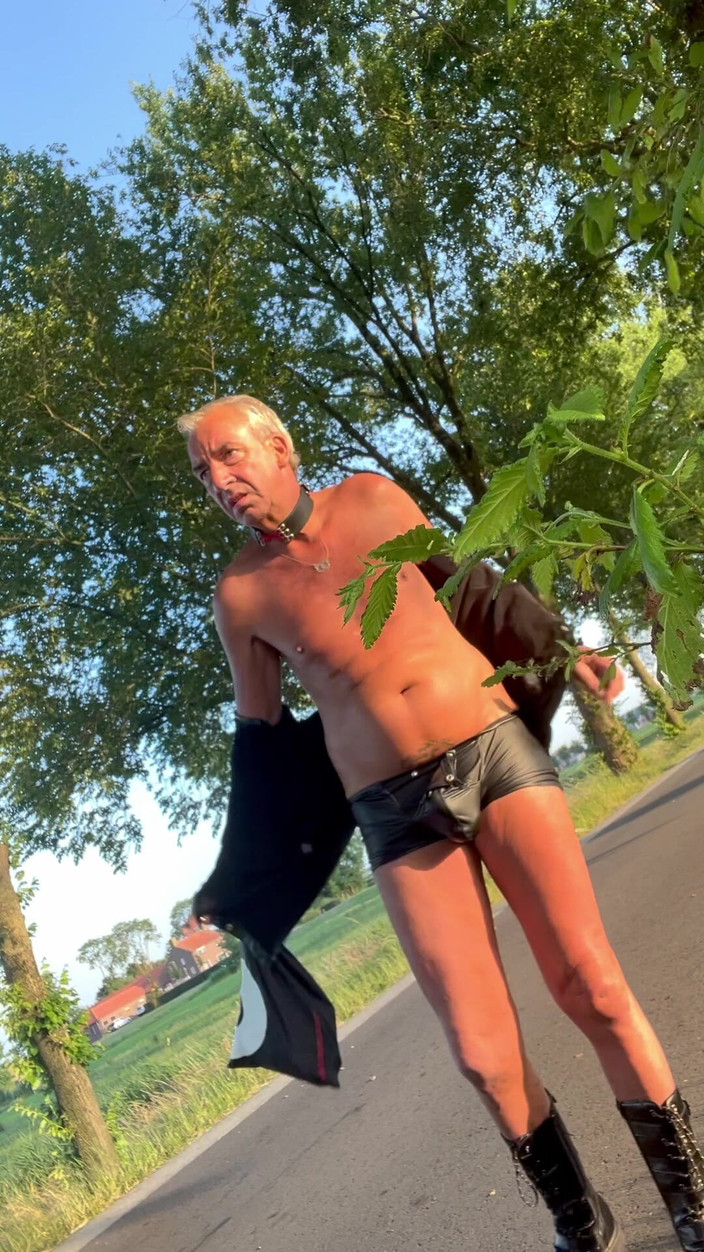 Benb Studio: Undressing on the Public Road