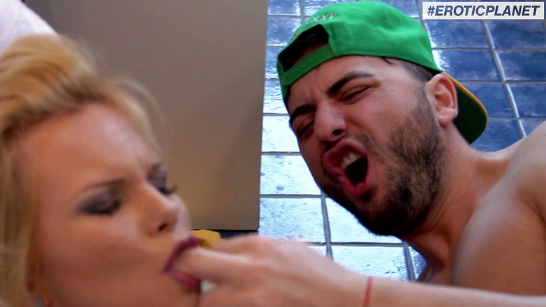 German Porn: Awek Jerman blonde besar dengan tetek besar berkongkek di bilik...