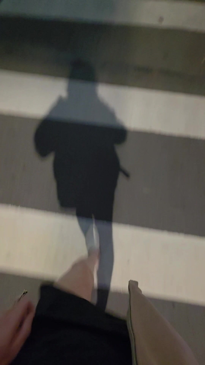 Taiwancdgirl: 伪娘婷萱在户外自慰，趴下露出屁股跟内裤给路人看