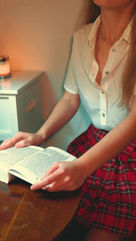 La studentessa del college si masturba con un vibratore