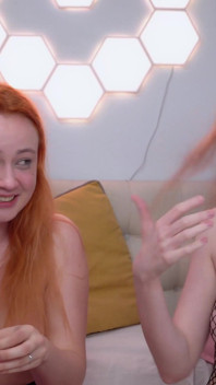Duas meninas tentam chhinkni pó e riem