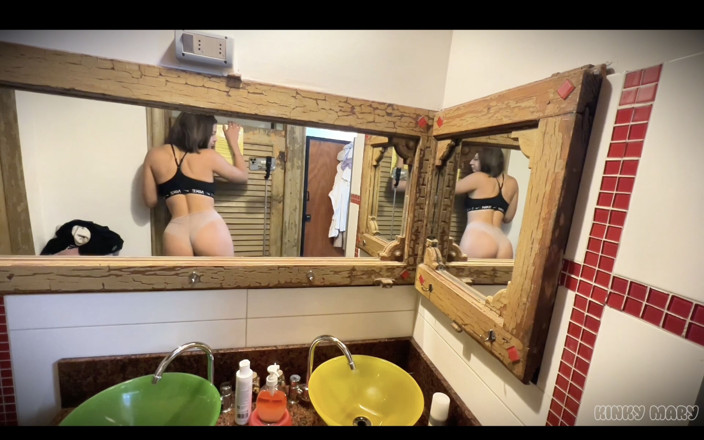 Kinky mary: kaamuk Mary baathroom men khare hokar peshaab karti hai baalon...
